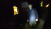 VIDEO: Mladík vystrájal na chate so sekerou v ruke, kamaráti v panike vyskakovali z balkóna