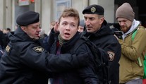 Zadržali bieloruského opozičného novinára. Lietadlo Ryanairu, v ktorom sedel, prinútili pristáť