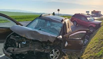 FOTO+VIDEO: Smrteľná nehoda pri Vrábľoch. Po čelnom náraze vymrštilo autá do priekopy, o život prišiel zrejme nepripútaný spolujazdec (†52)