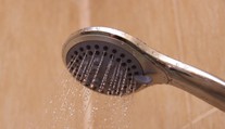 Sprchová hlavica a hadica sú rajom pre baktérie. Takto sa ich jednoducho zbavíte