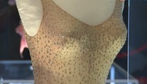 Vydražili legendárne šaty Marilyn Monroe. Za sumu, ktorá vám vyrazí dych