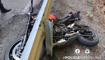 Nezvládol ostrú zákrutu. Motorkár (†29) zraneniam na mieste podľahol