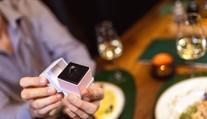 Romantický moment sa zmenil na boj o život: Mladá Češka skolabovala po zásnubách v Grécku