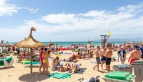 Tvrdý trest pre turistov: Ubudne až pätina ležadiel. Obyvateľom populárnej destinácie došla trpezlivosť