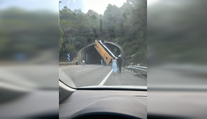 VIDEO: Hrozivo vyzerajúca nehoda autobusu v Španielsku. Prevrátil sa pred vstupom do tunela