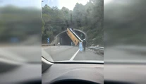 VIDEO: Hrozivo vyzerajúca nehoda autobusu v Španielsku. Prevrátil sa pred vstupom do tunela