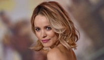 Vášnivá “bozkávačka“ so ženou a nahé prsia. Rachel McAdams sa v novom filme odviazala