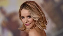 Vášnivá “bozkávačka“ so ženou a nahé prsia. Rachel McAdams sa v novom filme odviazala