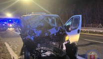 FOTO: Tragická nehoda na D2 má obeť i zranených. V havarovanej dodávke viezli aj 16 psov