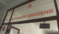 Internát nedostali, nájmy ich zruinujú. Teraz bojujú o strechu nad hlavou