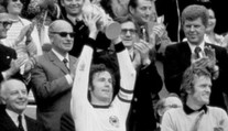 Zbohom, cisár. Do futbalového neba odišiel legendárny Franz Beckenbauer