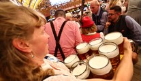 Liter piva tam stojí 16 eur. Na Oktoberfest pricestovali ľudia z celého sveta