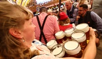 Liter piva tam stojí 16 eur. Na Oktoberfest pricestovali ľudia z celého sveta