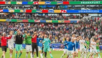 Hoci ich nevidieť, na štadióne sú už päť hodín pred výkopom. Aj v slovenskom tíme majú dôležitú úlohu