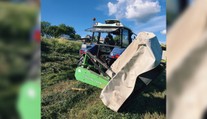 FOTO: Obyčajné kosenie sa zmenilo na drámu. Vodiča (37) z prevráteného traktora odvážal vrtuľník