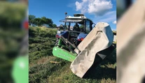 FOTO: Obyčajné kosenie sa zmenilo na drámu. Vodiča (37) z prevráteného traktora odvážal vrtuľník