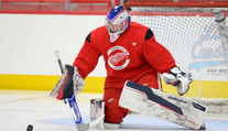 V prípravnom kempe NHL skončil prvý Slovák. Detroit vyškrtol zo súpisky mladého brankára