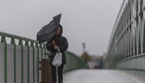 Cez Slovensko prechádza studený front s početnými zrážkami a búrkami. Niekde hrozí aj krupobitie