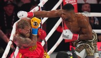VIDEO: Anthony Joshua potvrdil úlohu jasného favorita. Paulovi zasadil tvrdé KO