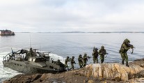„Vo Švédsku už nie je mier,“ znie v krajine. Štokholm a Aliancia vyzbrojujú „jazero NATO“