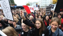 Poľky odeté v čiernom dnes protestujú. Chcú mať právo na potrat