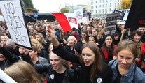 Poľky odeté v čiernom dnes protestujú. Chcú mať právo na potrat