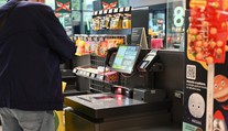 Samoobslužné pokladnice len pre vyvolených? Reťazec od nich odkláňa jednu skupinu zákazníkov