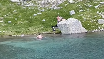 VIDEO: Zaplával si v plese a spokojne sa vrátil na breh. Video z Tatier poburuje ľudí