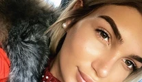 Na obálke magazínu Playboy je prvá nahá preoperovaná modelka. Je prekrásna!