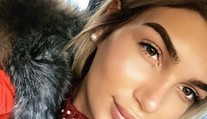 Na obálke magazínu Playboy je prvá nahá preoperovaná modelka. Je prekrásna!