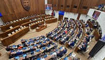 Politikom sa zvýši plat, uťahovanie opaskov sa ich netýka. Vieme, aké sumy dostanú po novom