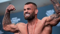 Bil sa so zlomenou rukou. Attila by ma musel zabiť, aby vyhral. Je čas na „smažák“, vravel federálny šampión