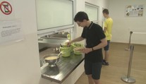 Štát napokon preplatí obedy aj malým gymnazistom. Zisťovali sme, na čo sa majú rodičia pripraviť