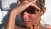 Horúci záber Tatarovej priateľky Lucie. Prsia jej zakryli iba čerešne