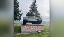 Na strednom Slovensku vandali poškodili pamiatku. Napísali na ňu meno atentátnika