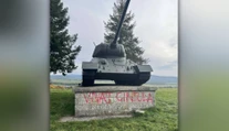 Na strednom Slovensku vandali poškodili pamiatku. Napísali na ňu meno atentátnika