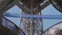 Paríž má novú atrakciu pre milovníkov adrenalínu. Nachádza sa priamo na Eiffelovke