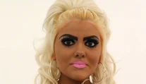 Chcela byť ako Barbie, vyzerala otrasne. Toto z nej urobil tím vizážistov