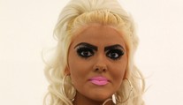 Chcela byť ako Barbie, vyzerala otrasne. Toto z nej urobil tím vizážistov