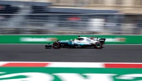 Hamilton prekonal Sennu a doťahuje sa na Schumachera