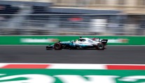 Hamilton prekonal Sennu a doťahuje sa na Schumachera