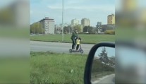 Šialená jazda v Nitre: Opitý muž viezol dieťa na kolobežke v premávke bez prilby
