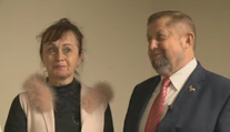 Harabina sprevádza v kampani manželka. Stará sa o pitný režim, urobí mu aj "lepeňák"