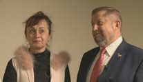 Harabina sprevádza v kampani manželka. Stará sa o pitný režim, urobí mu aj "lepeňák"
