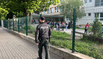 FOTO a VIDEO: Pred každou školou aspoň jeden policajt. Kybernetický útok zamestnal stovky policajtov