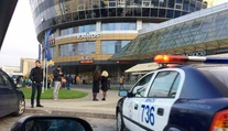 Bieloruský masaker motorovou pílou. Iba 17-ročný mladík vraždil v nákupnom centre