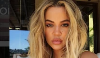 Khloé Kardashian sa konečne neskrýva. Prvýkrát ukázala tehotenské bruško