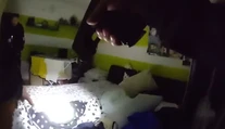 VIDEO: Muž sa mal vyhrážať expartnerke. Policajti ho našli ukrytého pod posteľou