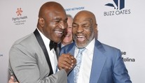 Evander Holyfield aj Mike Tyson ohlásili návrat do ringu. Dočkáme sa vzájomného súboja?