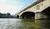 Problémy v Paríži. Pre nepriaznivú kvalitu vody v Seine presunuli preteky triatlonistov